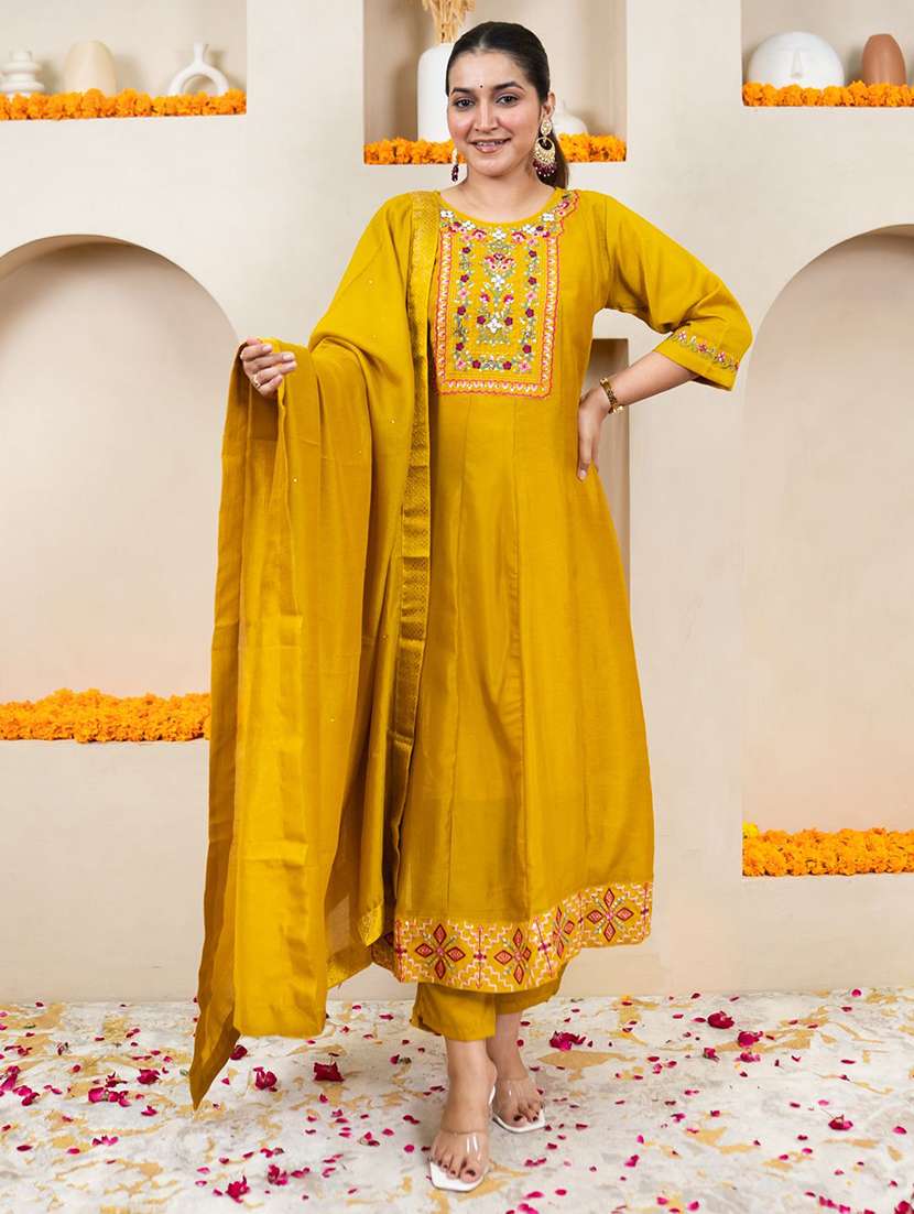 women solid with work three quarter sleeve kurta pant with dupatta set