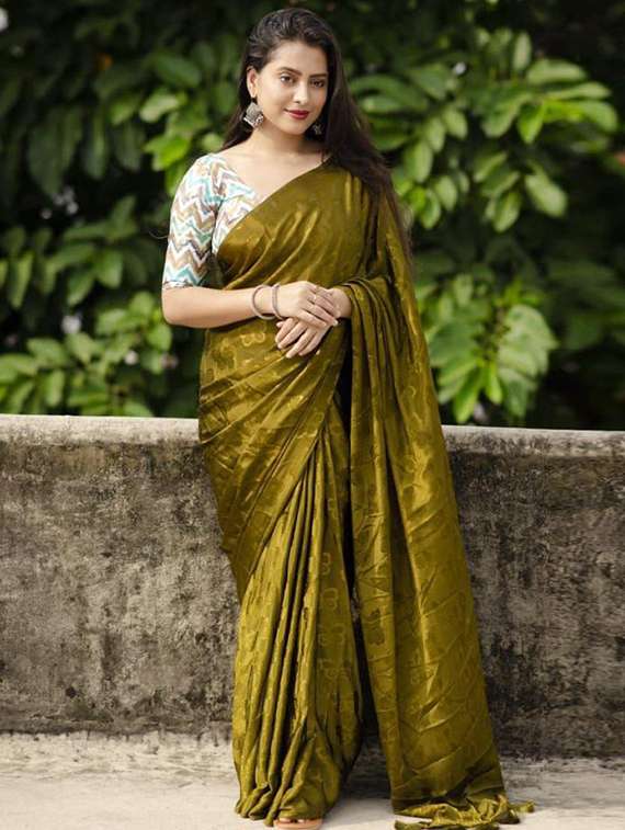 women self design plain saree with blouse