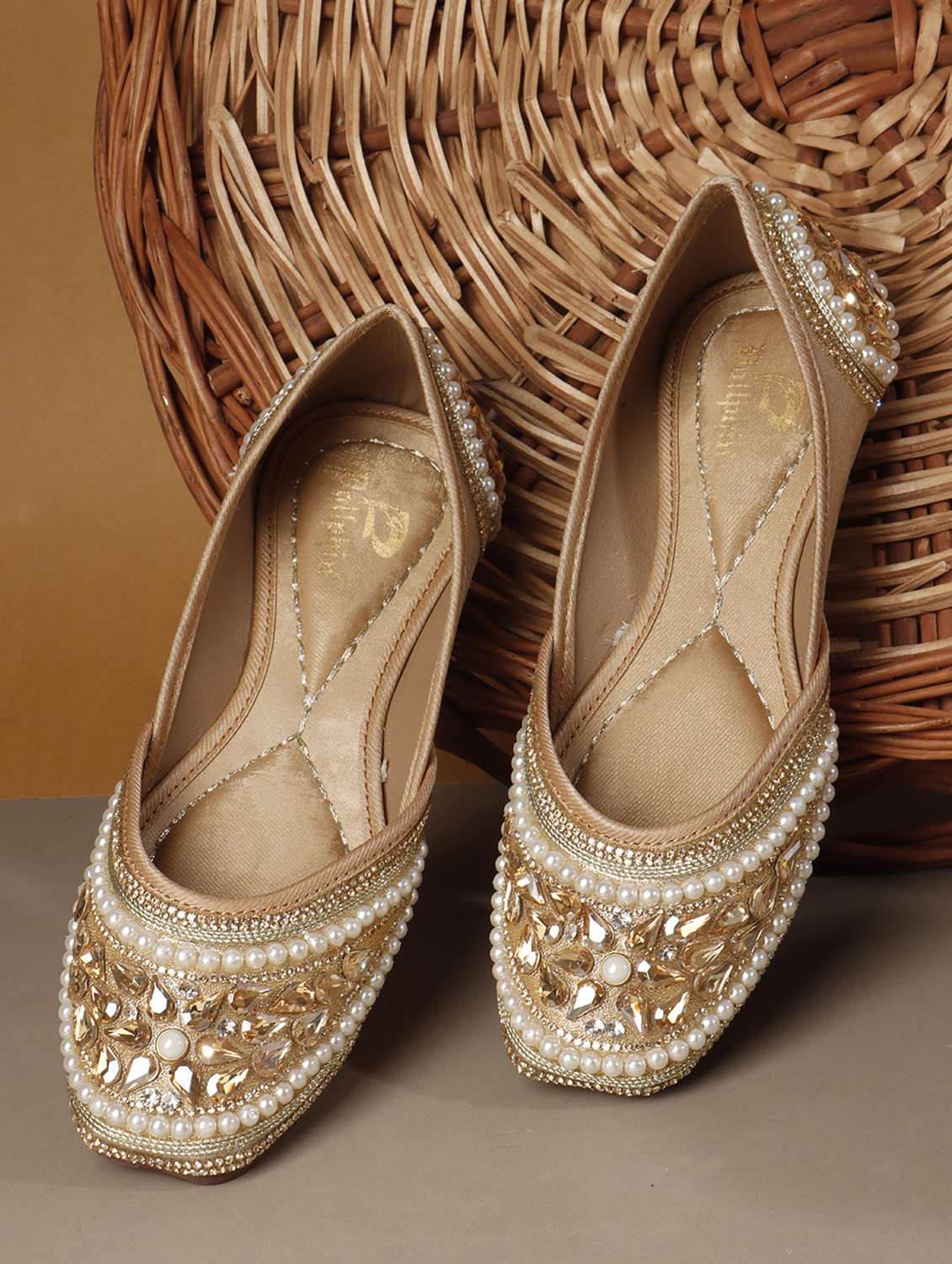 women embroidered slip on mojari