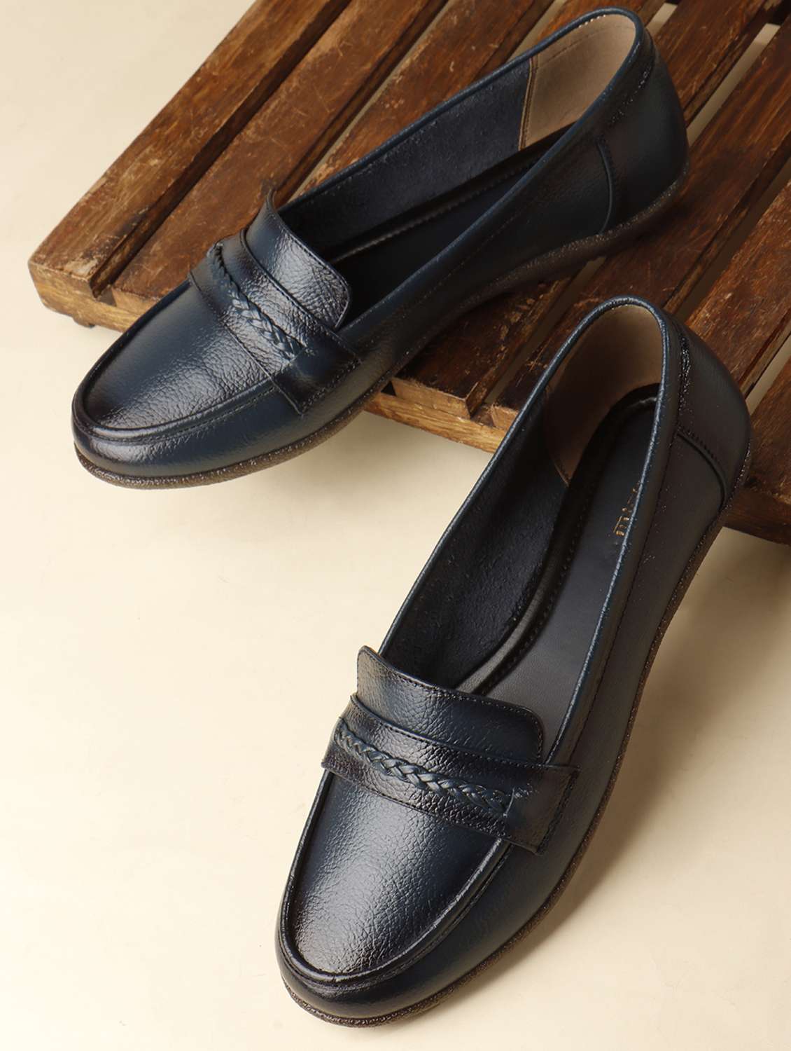 women solid slip on ballerina