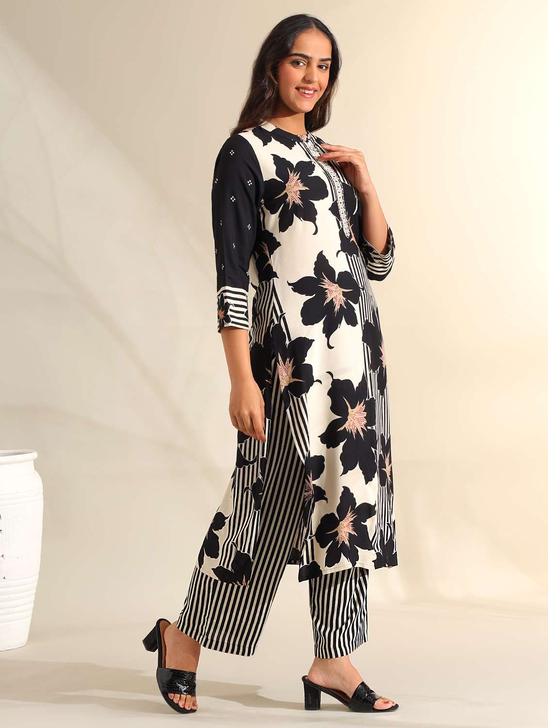 women floral three quarter sleeve kurta pant set - 22326596 -  Standard Image - 2