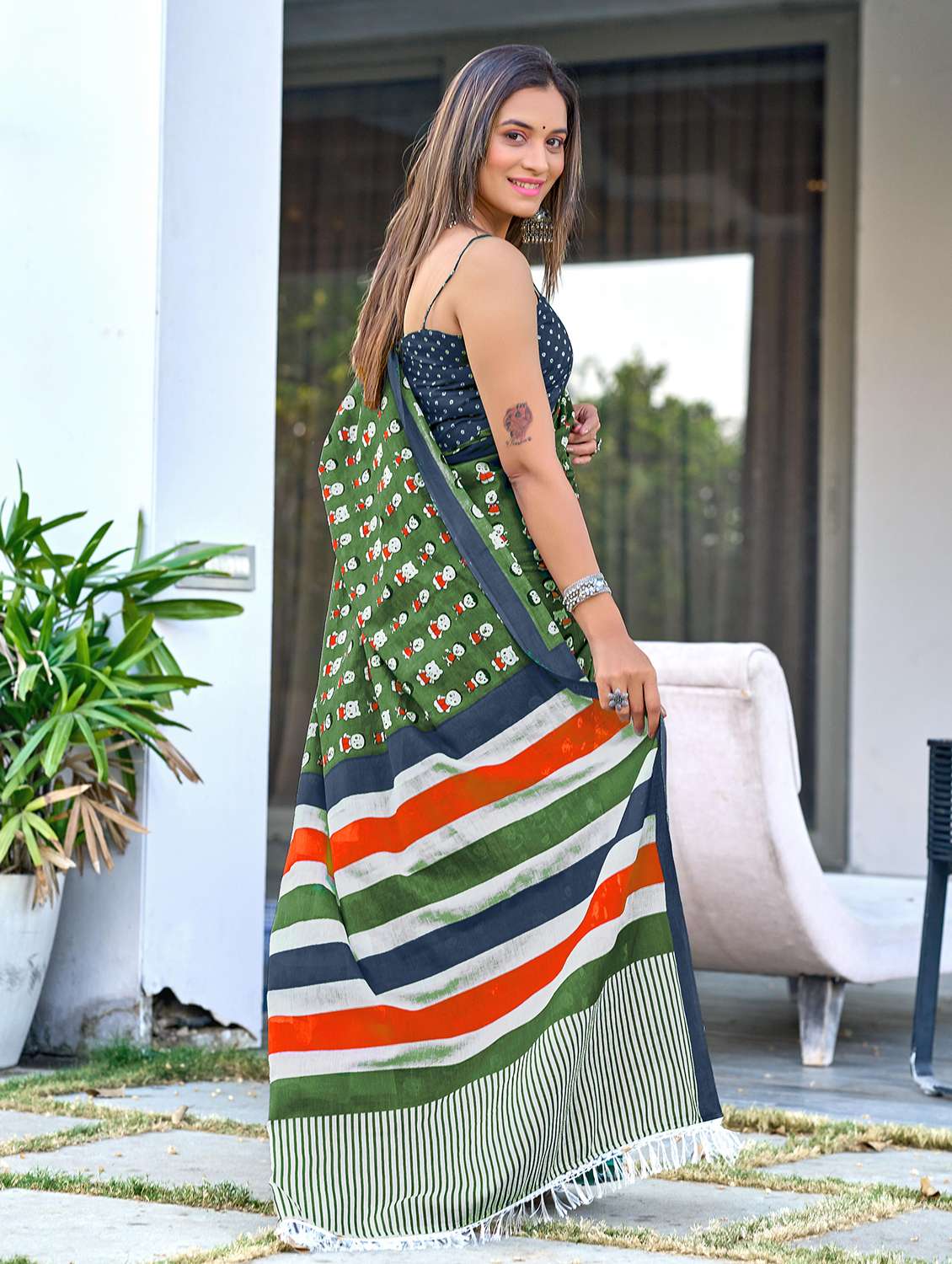 women printed casual wear saree with blouse - 22328697 -  Standard Image - 2