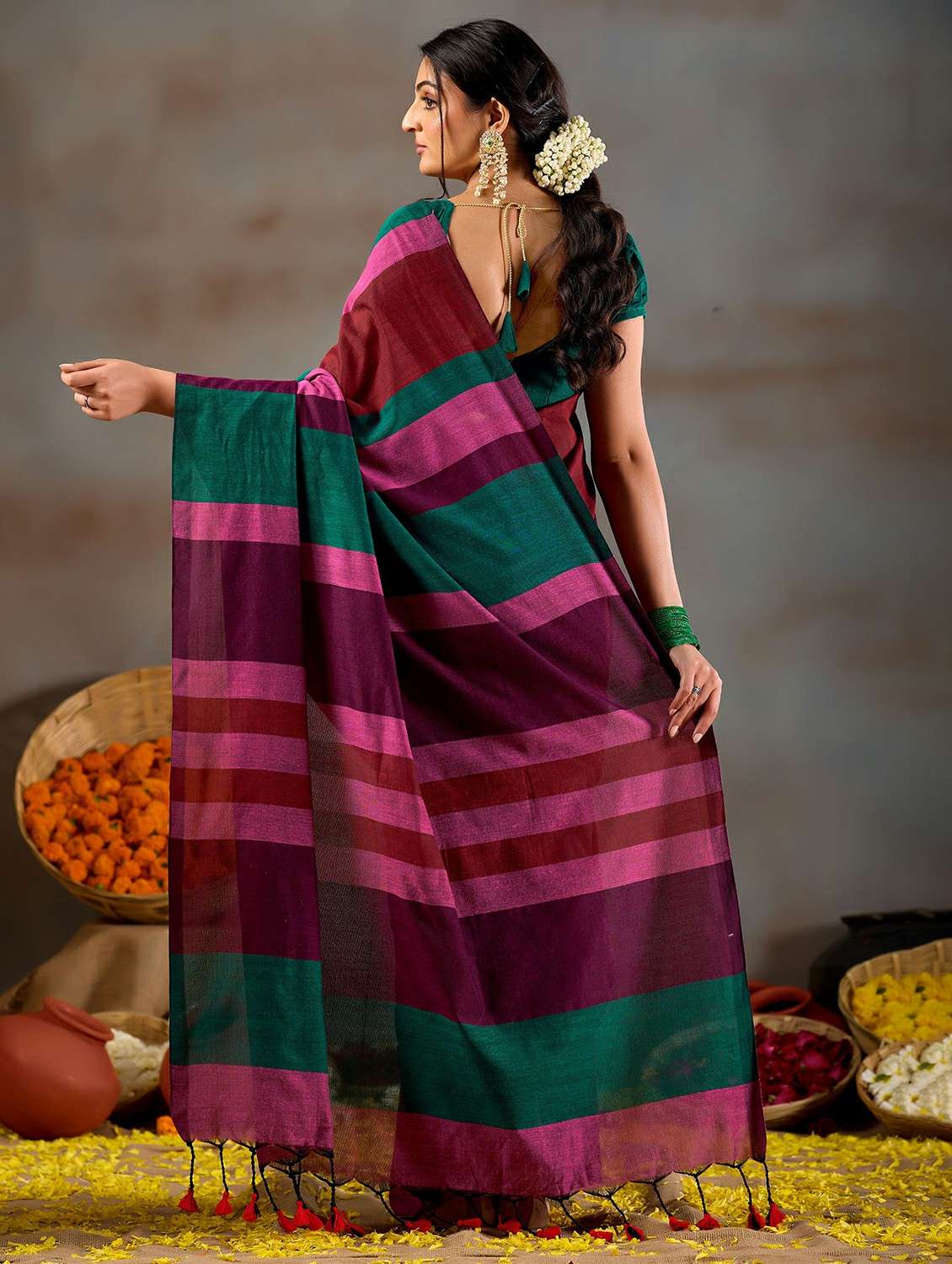 women color block handloom saree with blouse - 22337654 -  Standard Image - 2