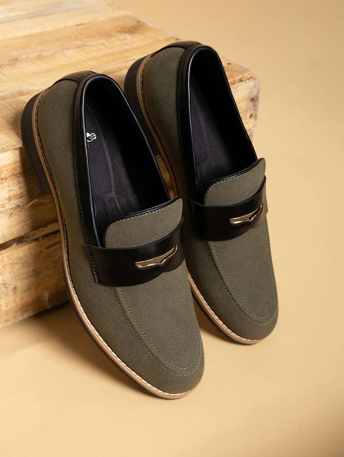 men solid slip on loafer