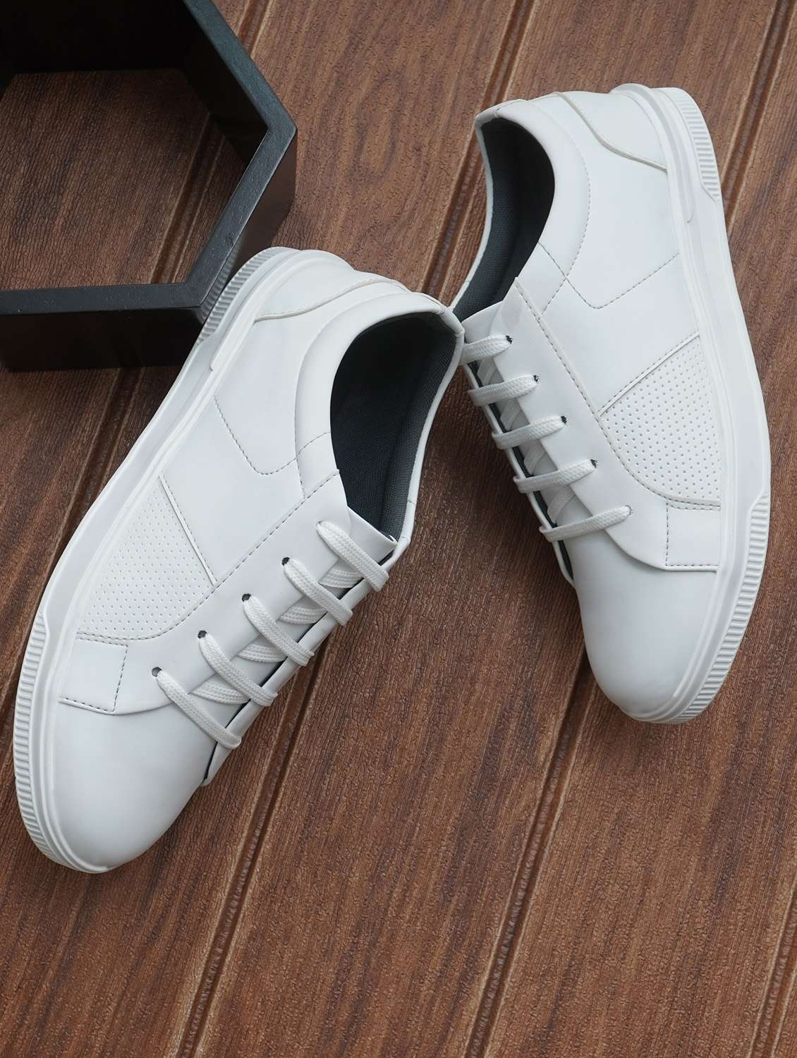 men white lace-up sneaker
