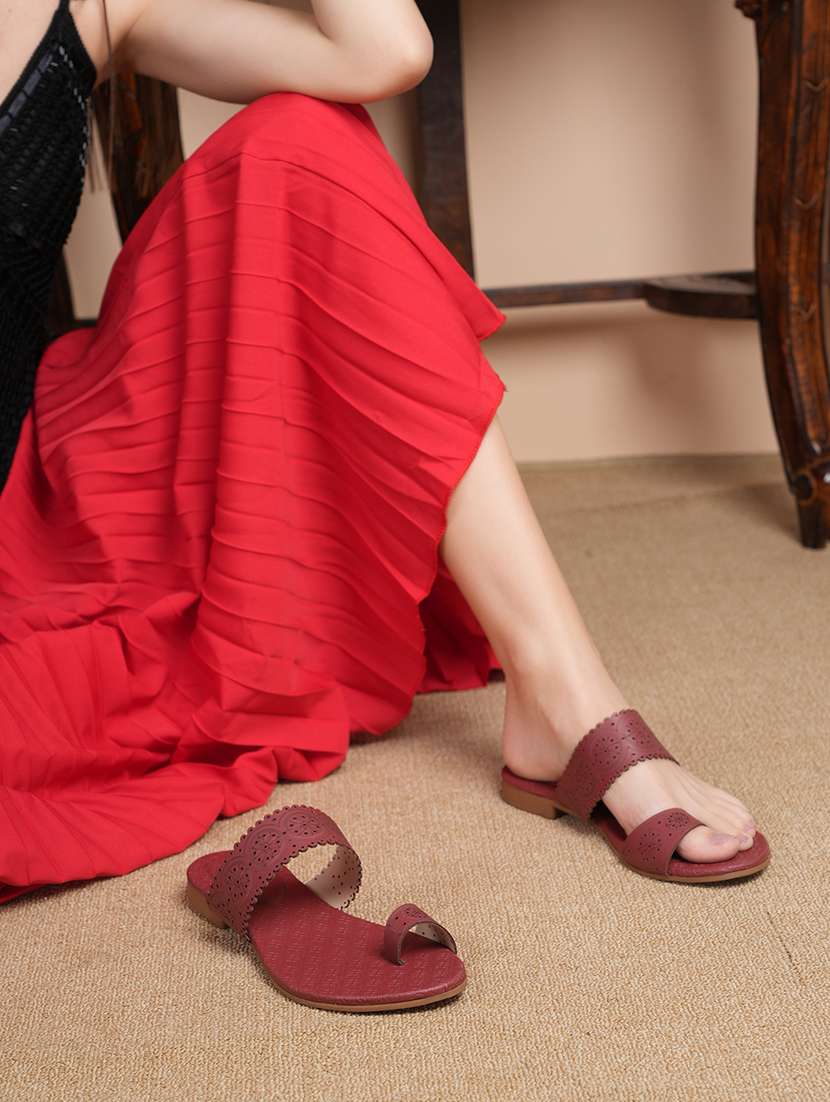 women solid one toe flat sandal