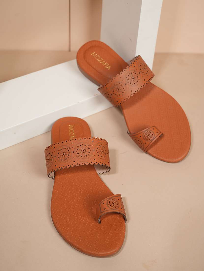 women solid one toe flat sandal