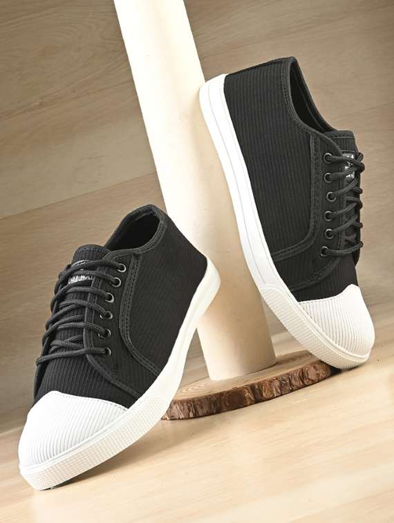 women solid lace-up sneaker