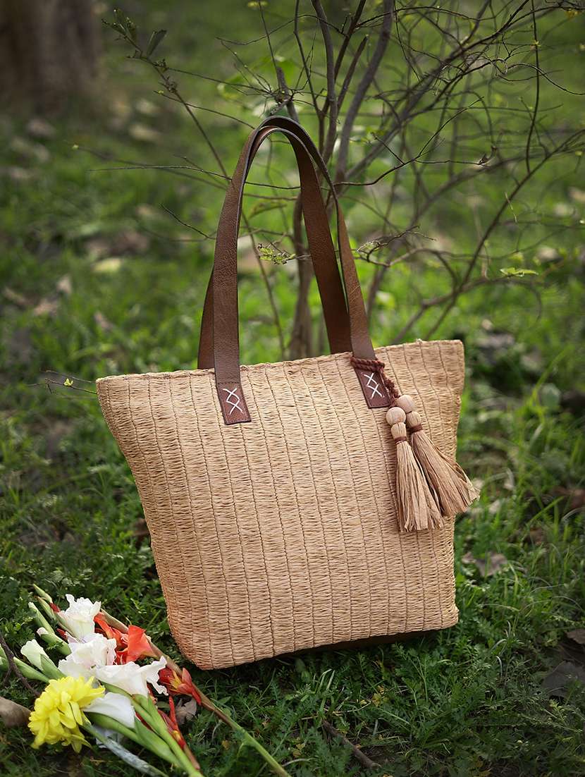 women textured jute tote bag