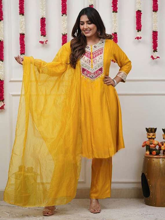women solid with work three quarter sleeve kurta pant with dupatta set