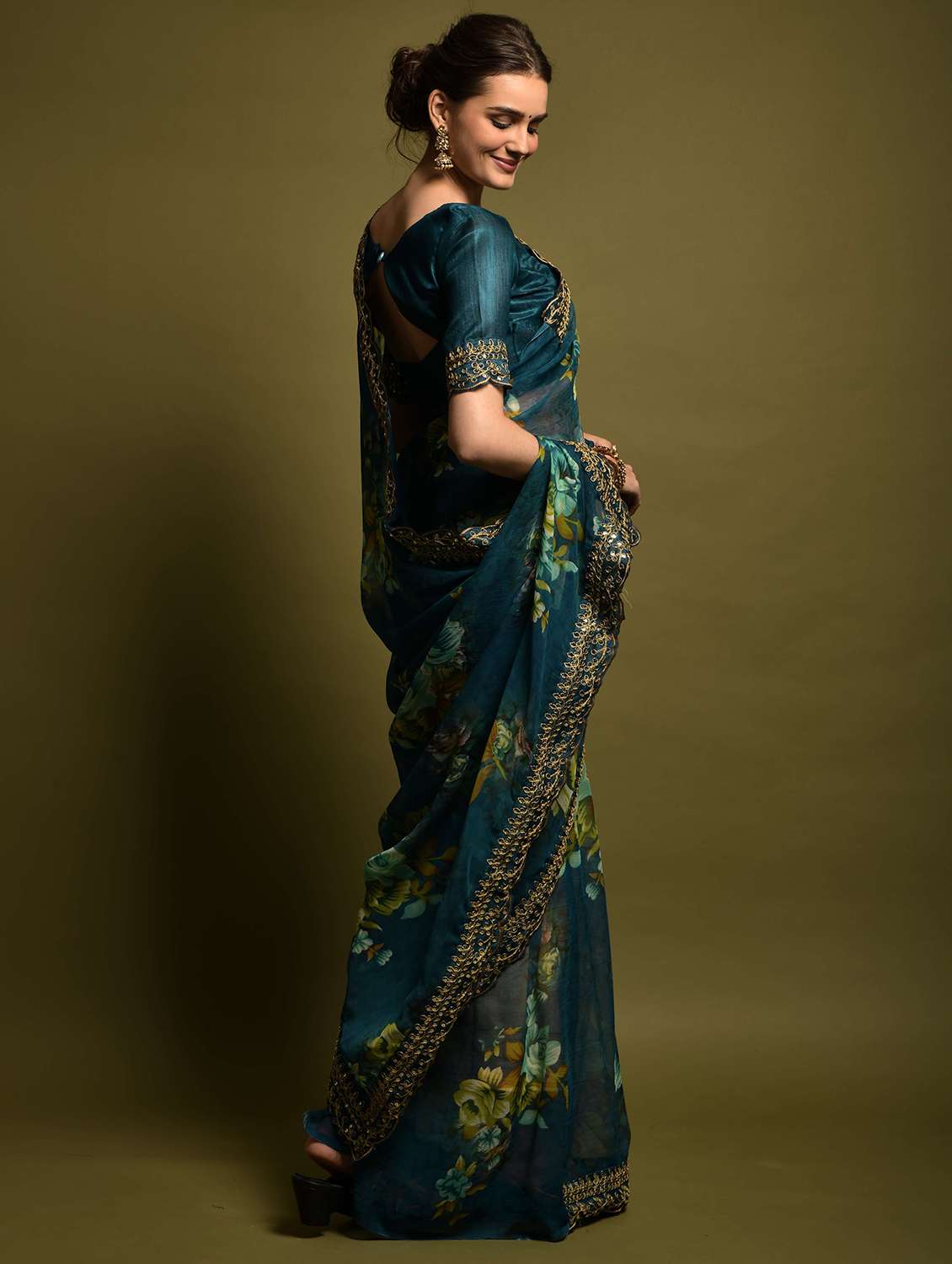 women floral printed bordered saree with blouse - 22361884 -  Standard Image - 2