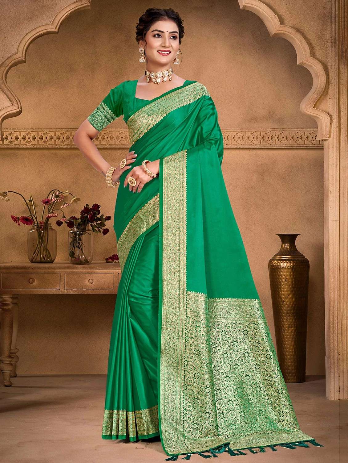 women solid with bordered saree with blouse