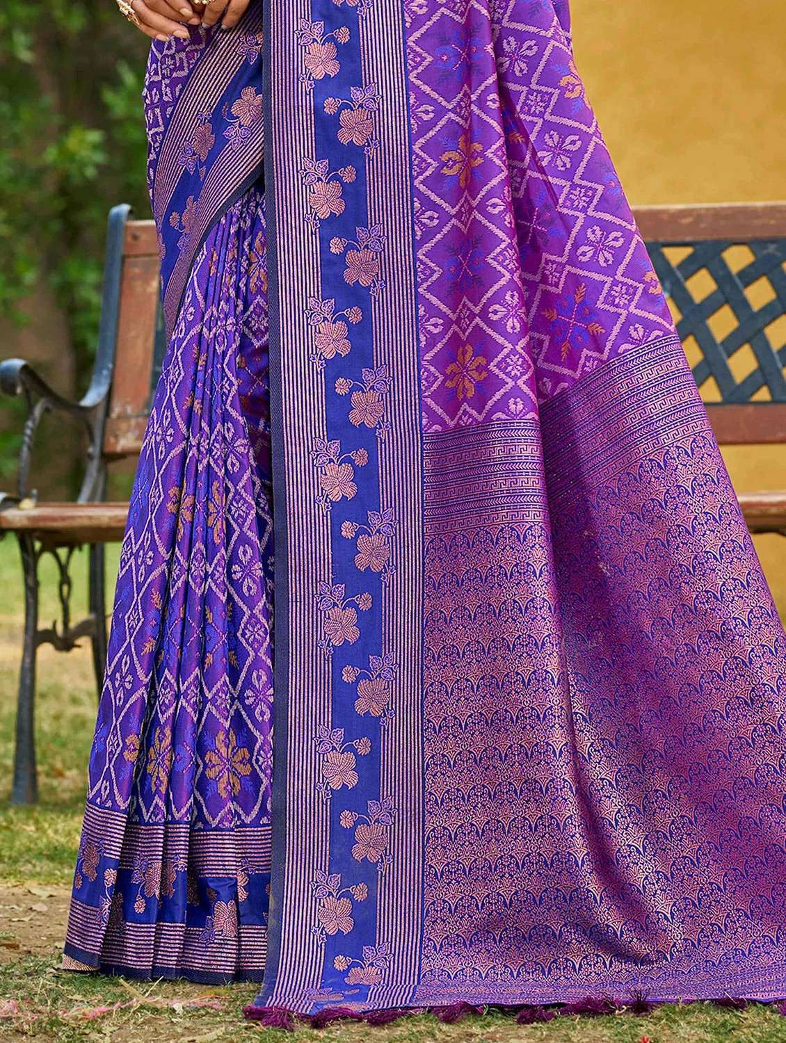 women self design banarasi saree with blouse - 22368427 -  Standard Image - 2