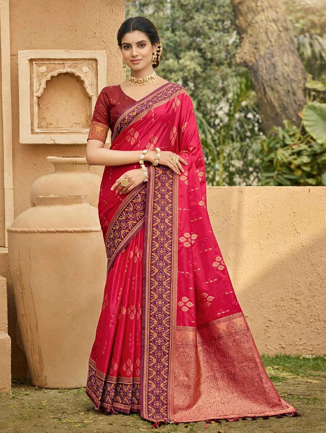 women self design banarasi saree with blouse
