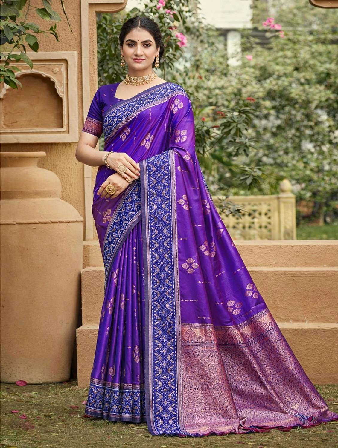 women self design banarasi saree with blouse