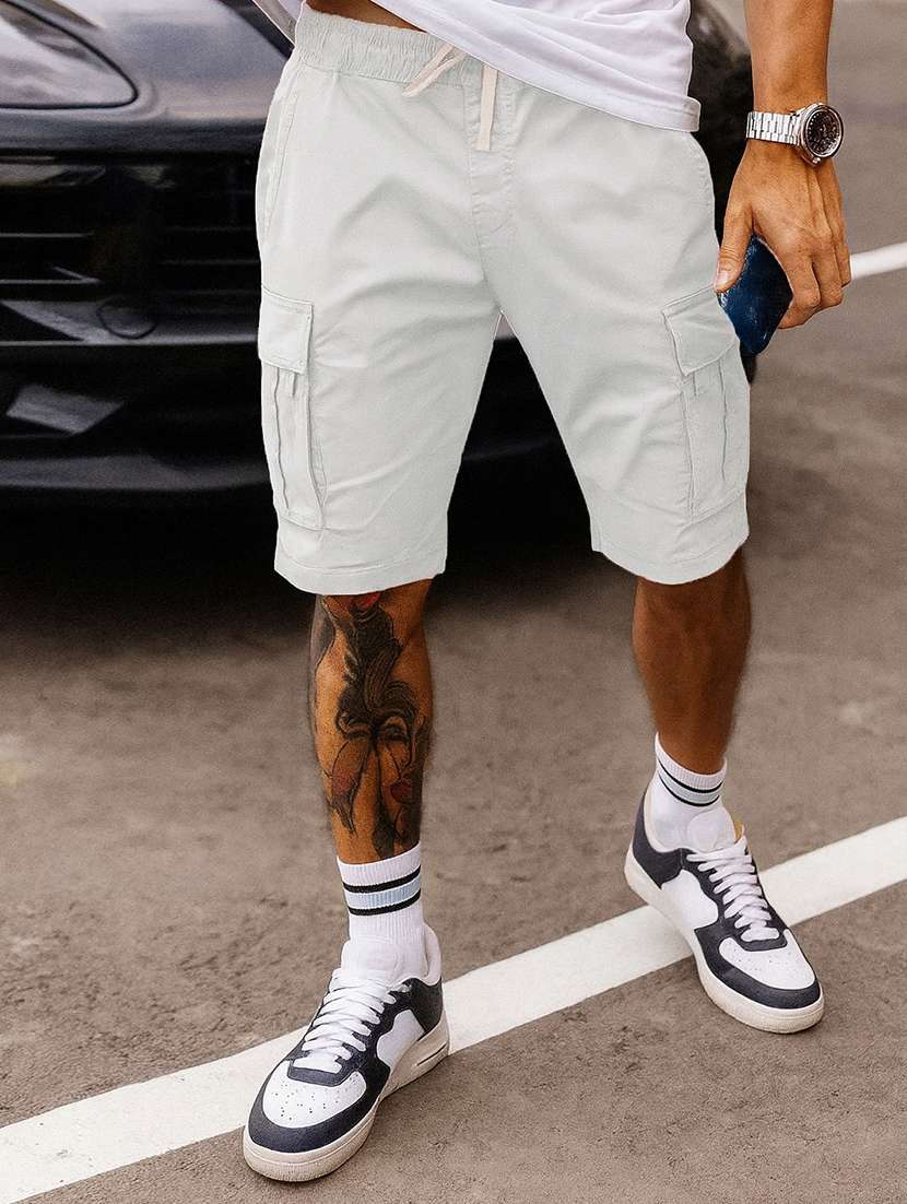 men solid mid rise regular fit cargo shorts
