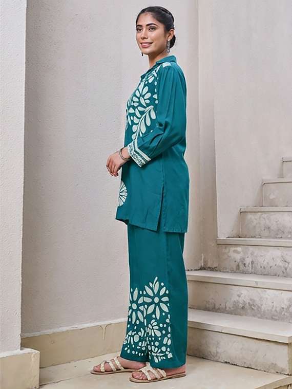 women printed three quarter sleeves kurta and pant set - 22379755 -  Standard Image - 2