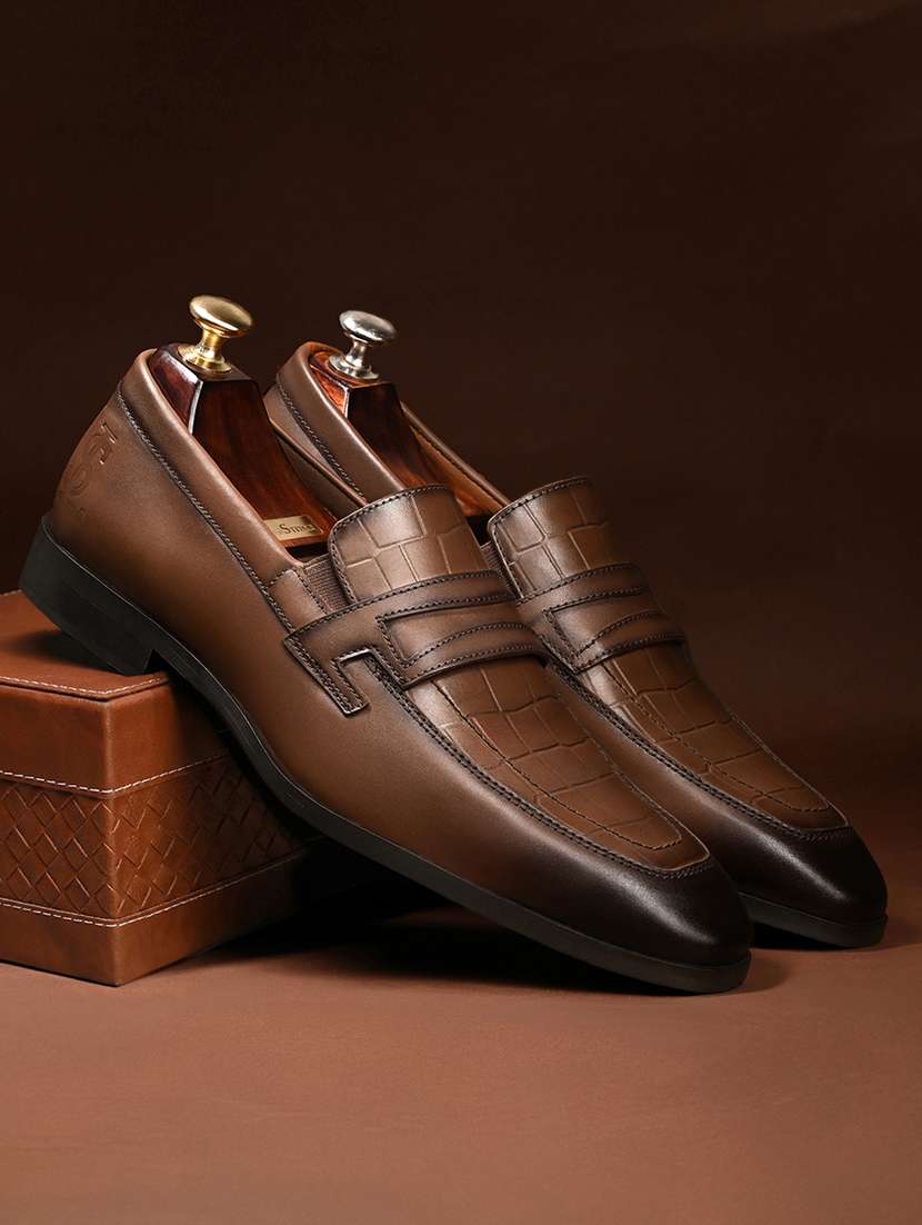 men textured slip on formal shoes