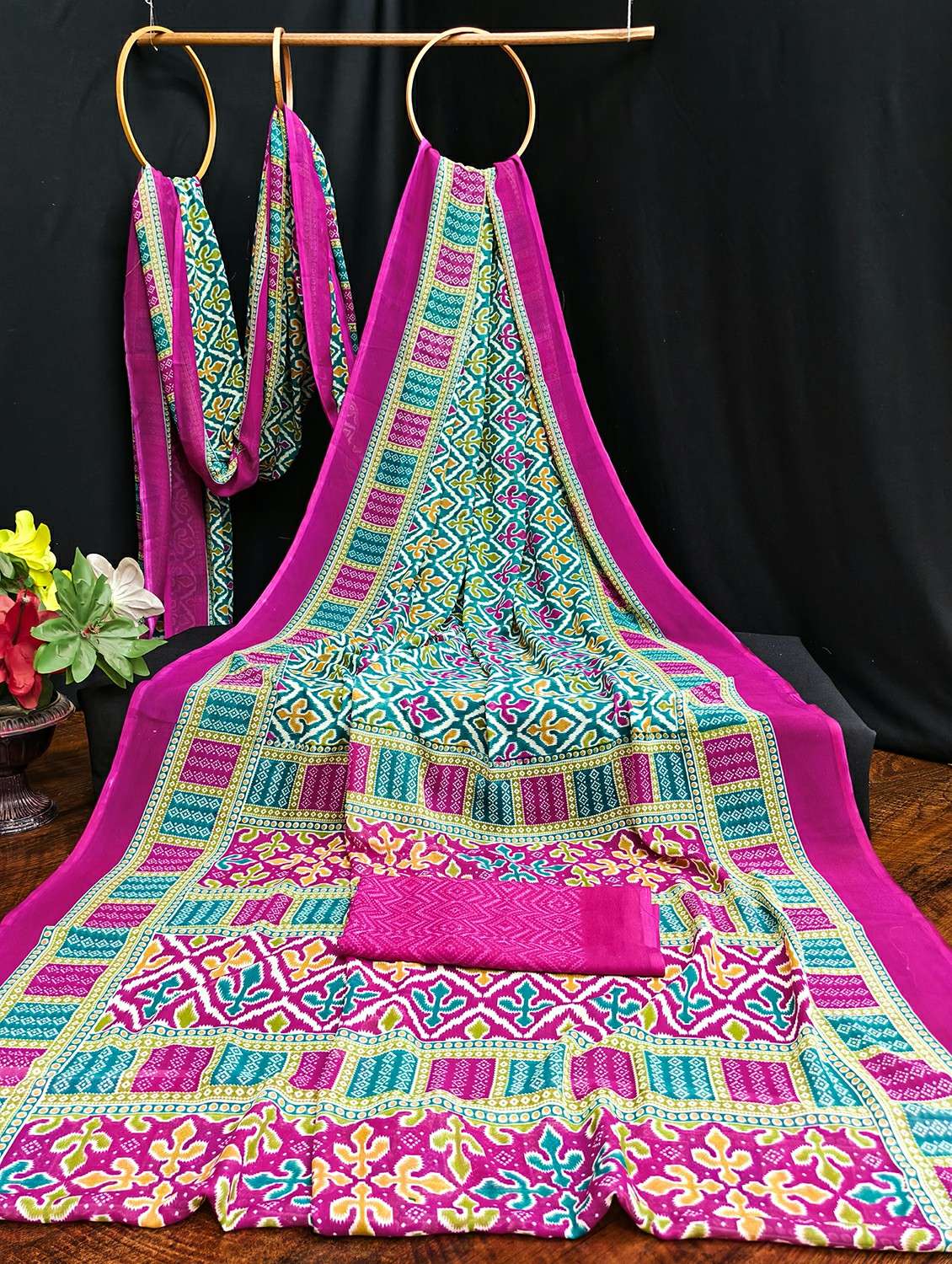 women printed casual wear saree with blouse - 22384372 -  Standard Image - 2