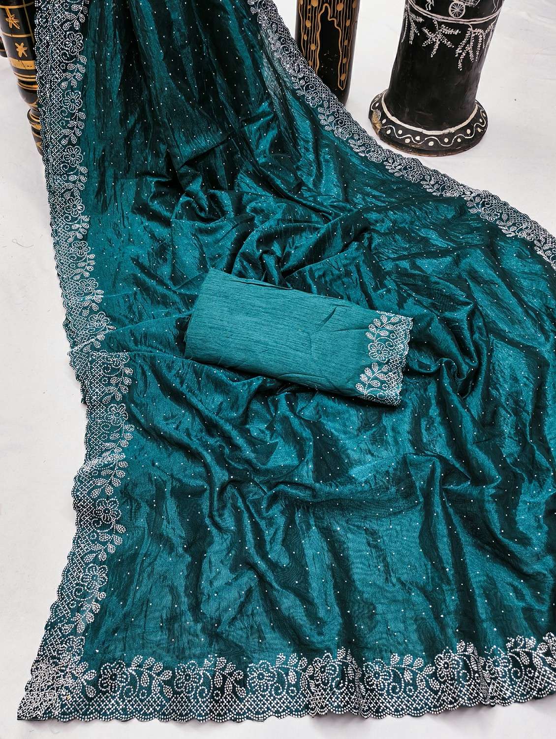 women solid with work embellished saree with blouse - 22384420 -  Standard Image - 2