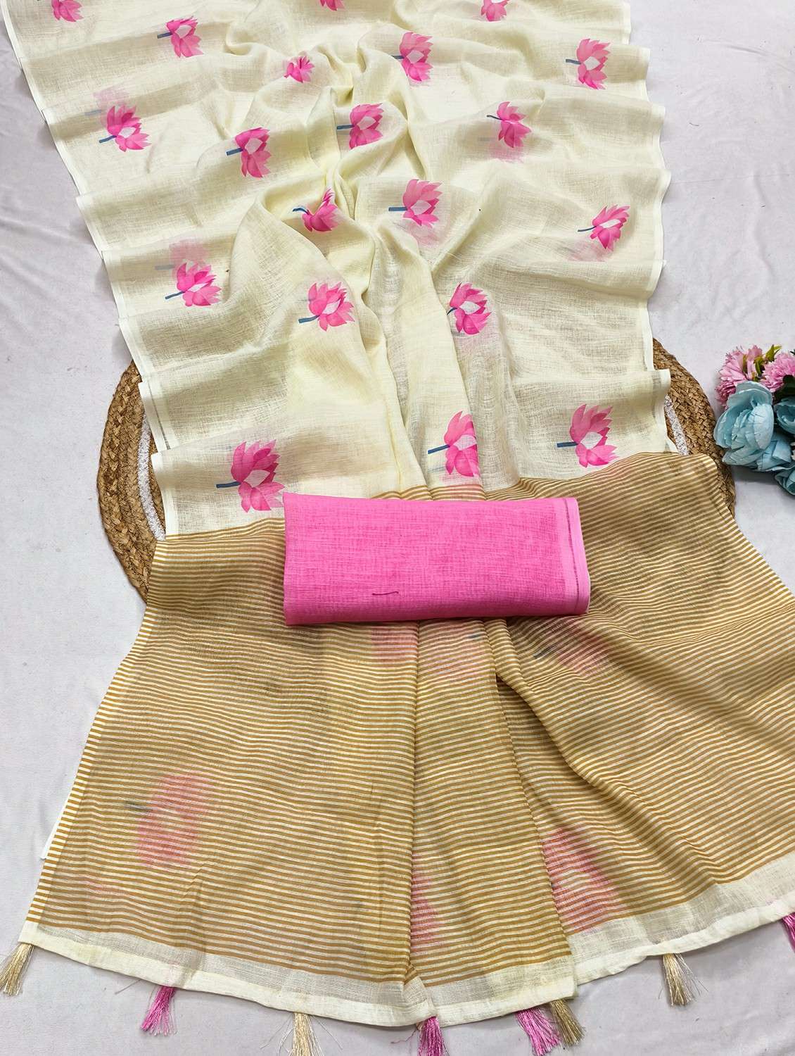 women printed casual wear saree with blouse - 22384526 -  Standard Image - 2