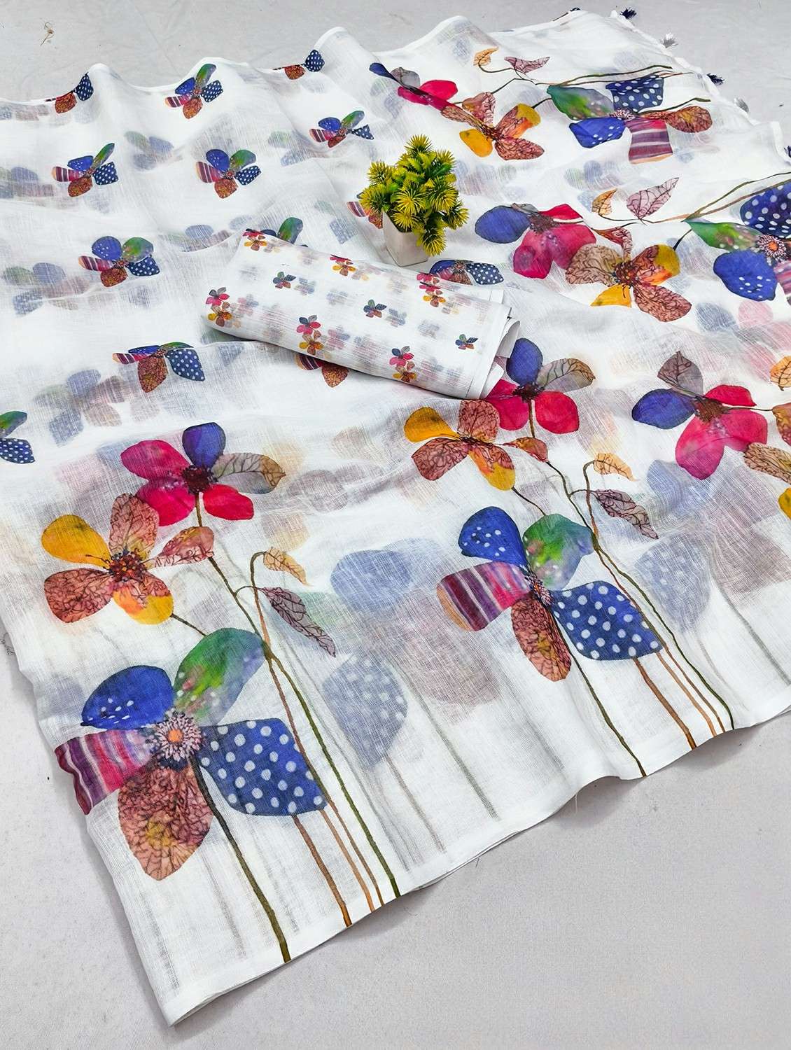 women printed casual wear saree with blouse - 22384529 -  Standard Image - 2