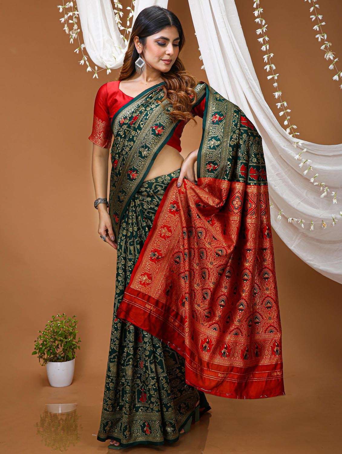 Women Self Design Banarasi Saree With Blouse - 22385599 -  Standard Image - 2
