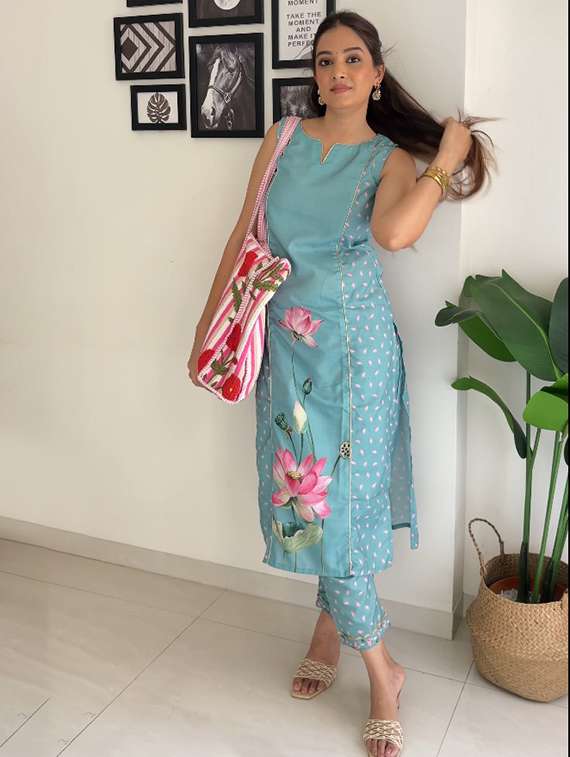 women floral printed sleeveless kurta pant set - 22392790 -  Standard Image - 2