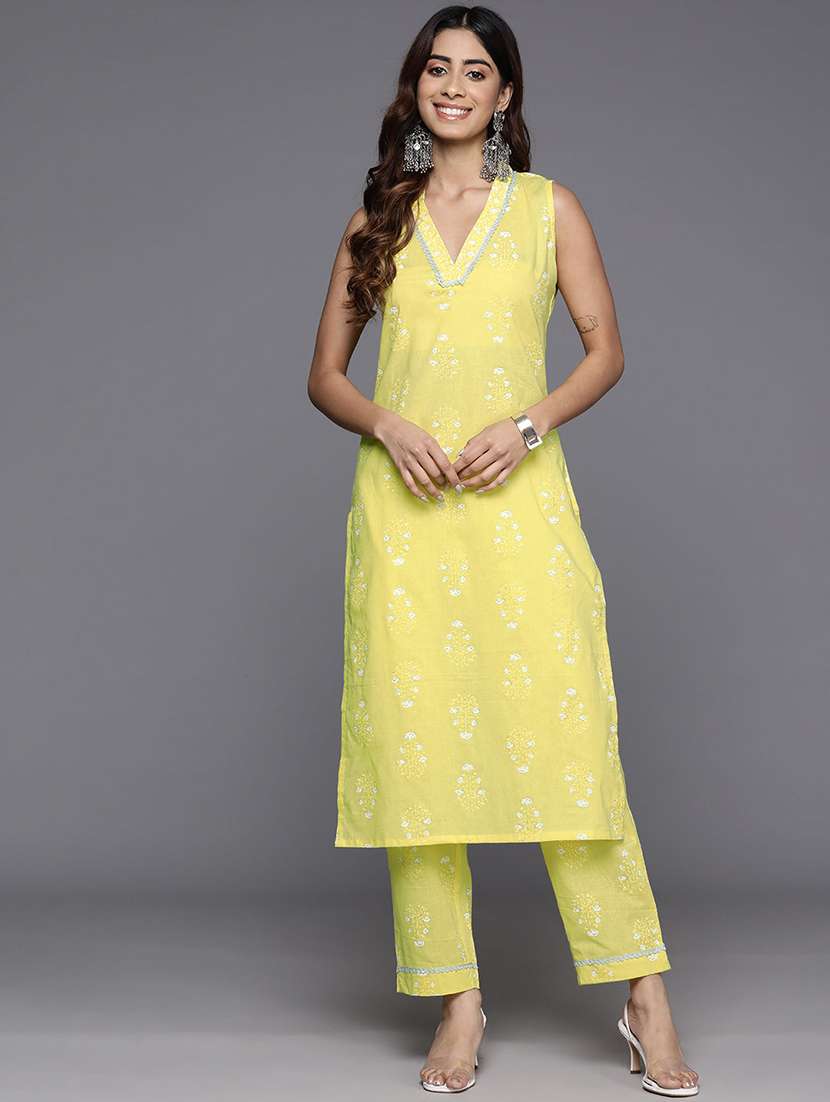 women printed sleeveless kurta pant set