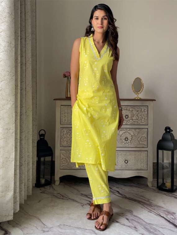 women printed sleeveless kurta pant set - 22392791 -  Standard Image - 2