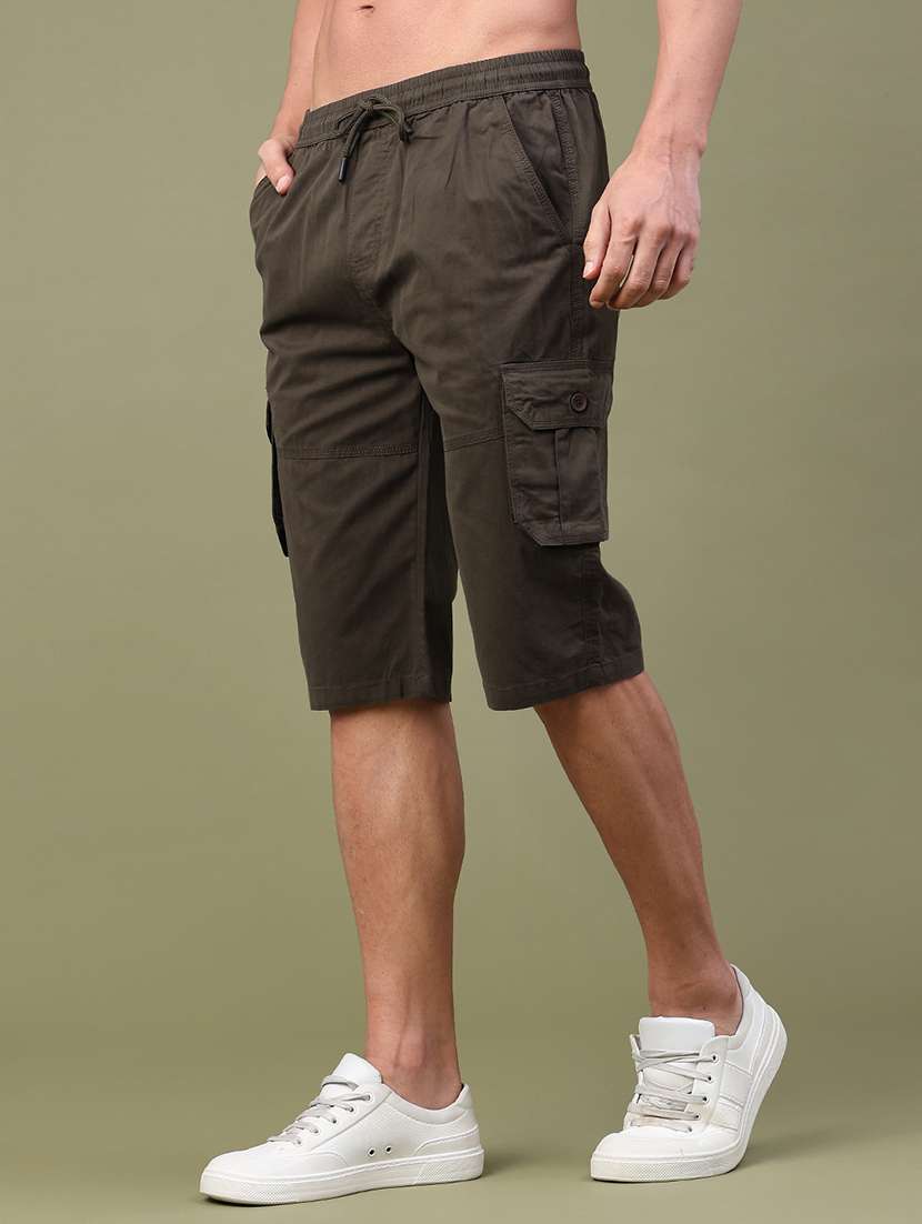 Men Solid Mid Rise Regular Fit Three - Fourth Shorts - 22394686 -  Standard Image - 2