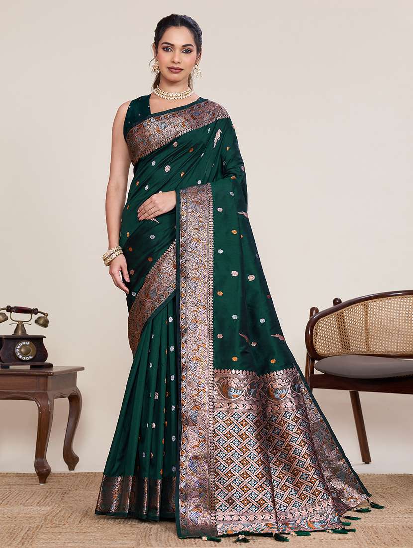 women self design bordered saree with blouse