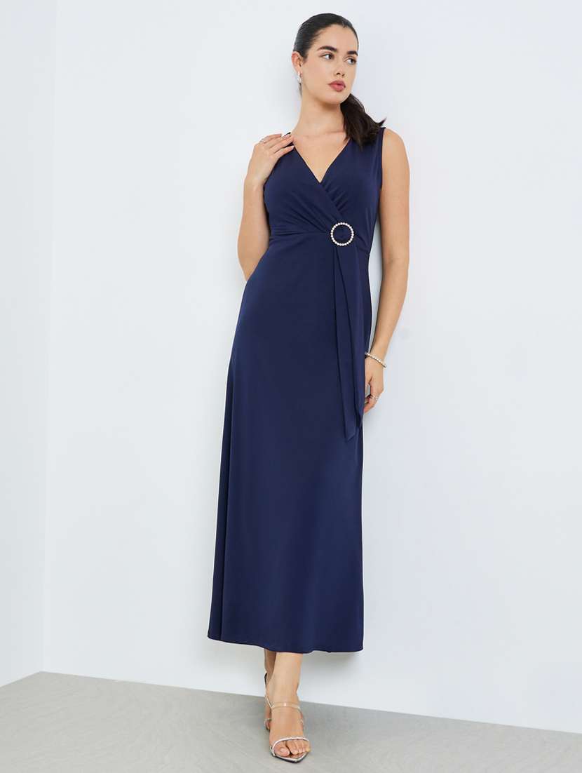 Women Solid Sleeveless Sheath Dress - 22397876 -  Standard Image - 2