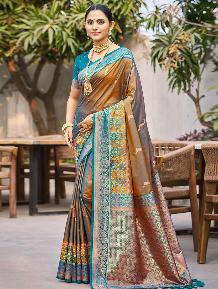 women self design bordered saree with blouse