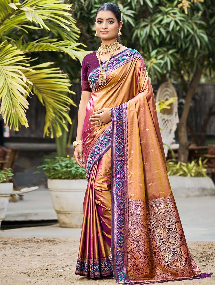 women self design bordered saree with blouse