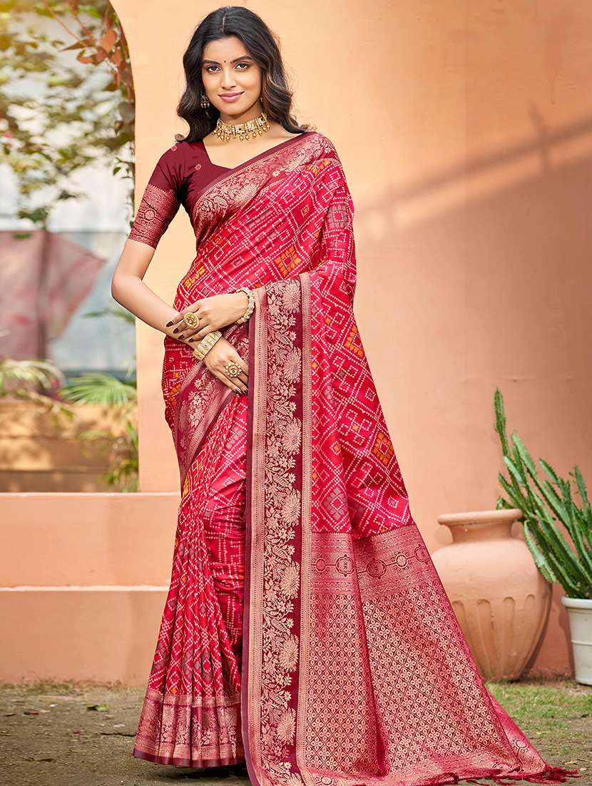 women self design bordered saree with blouse