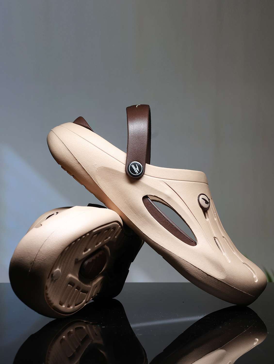 men solid slip on clog