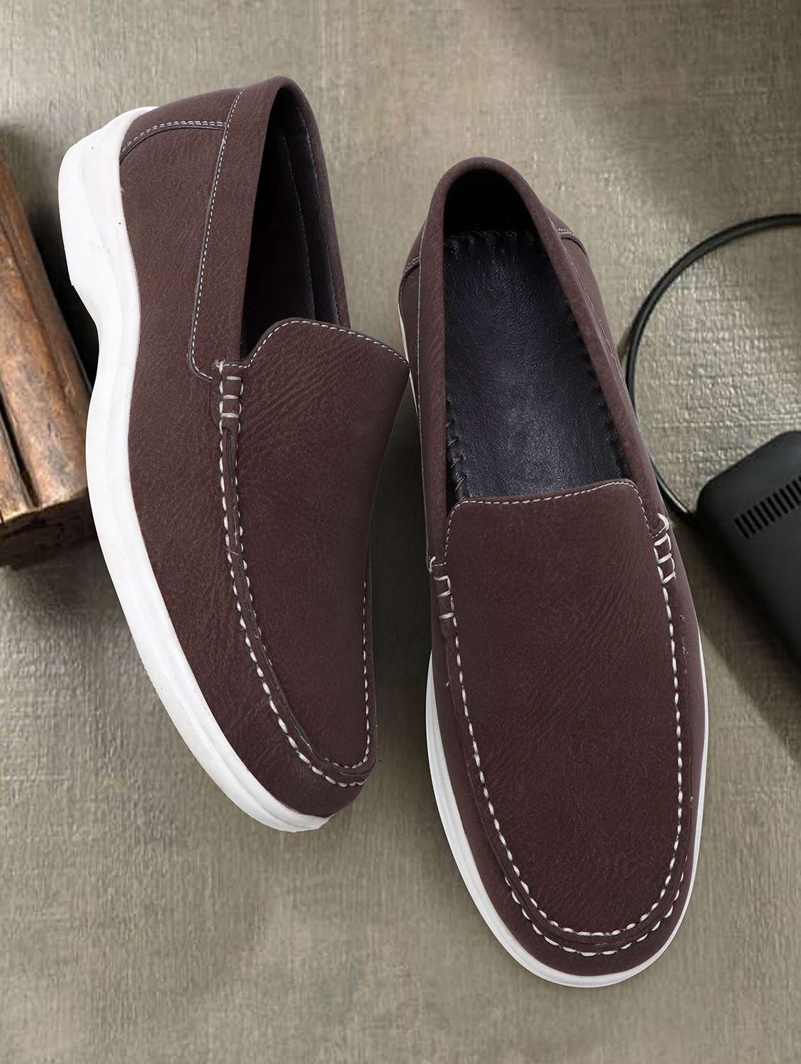 men solid slip on loafer
