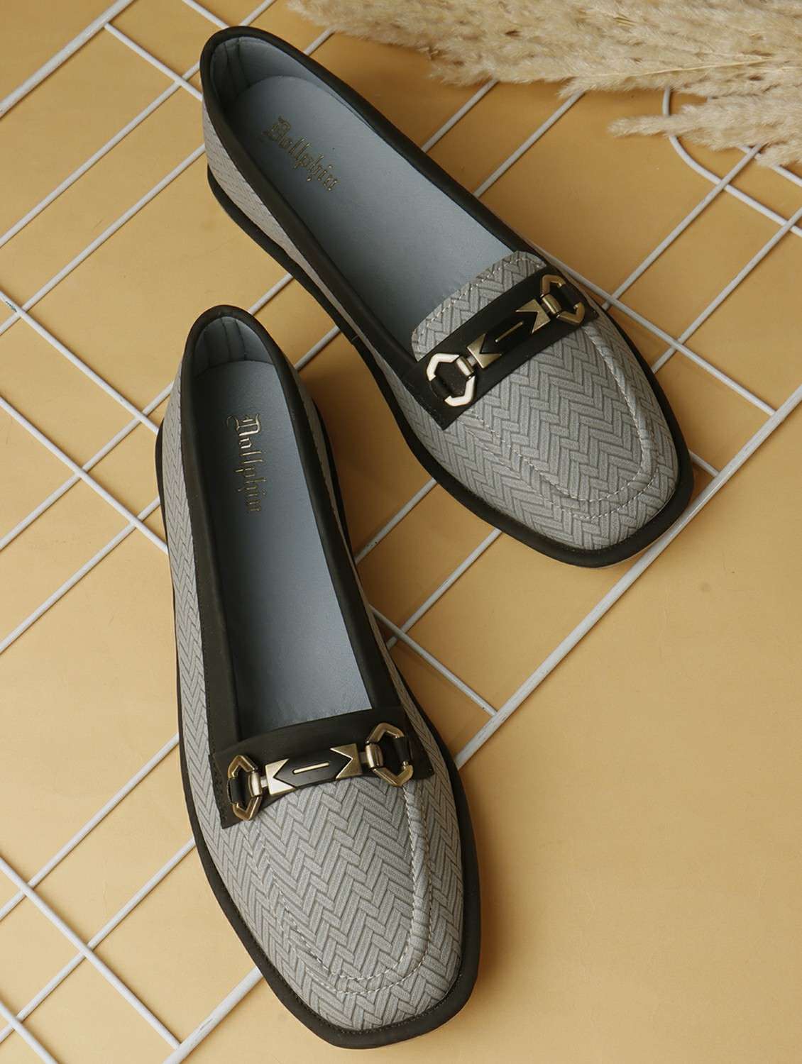 women solid slip on ballerina