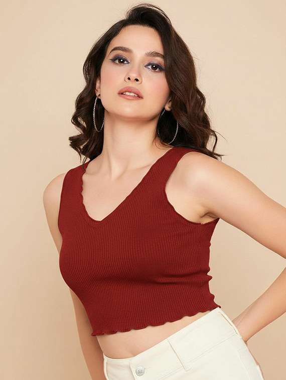 women solid sleeveless crop top