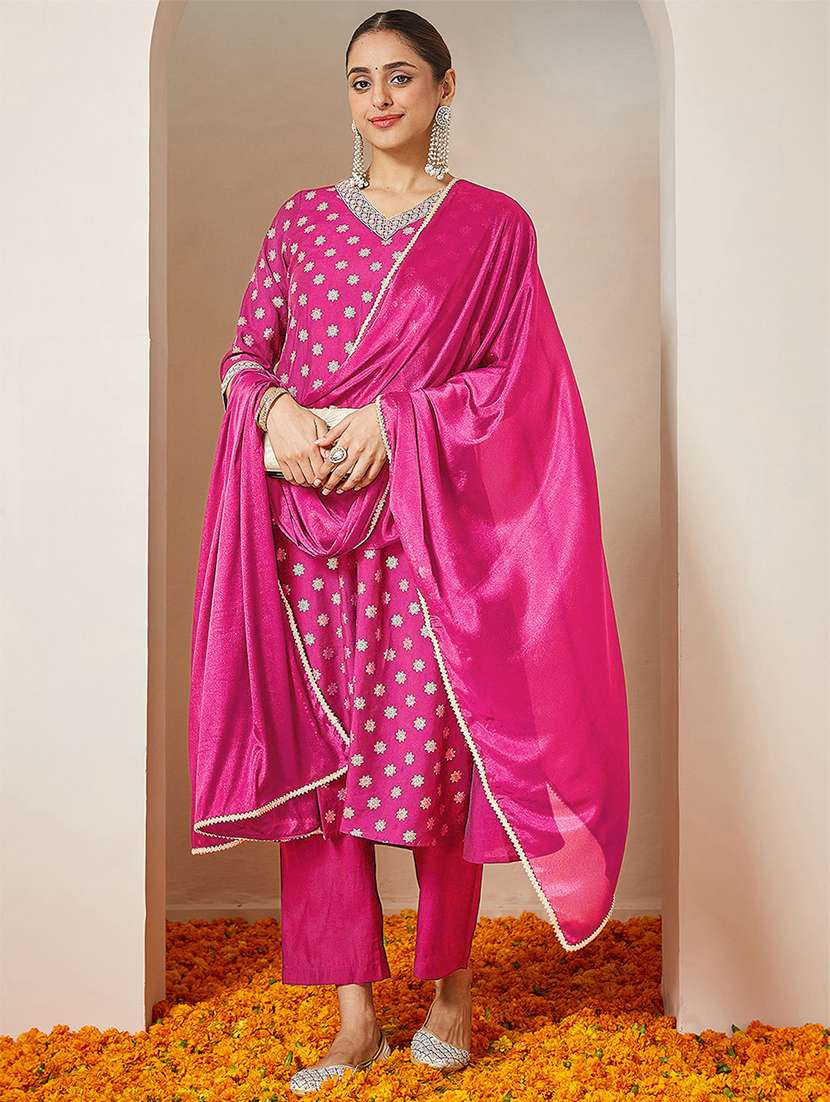 women pink kurta dupatta set