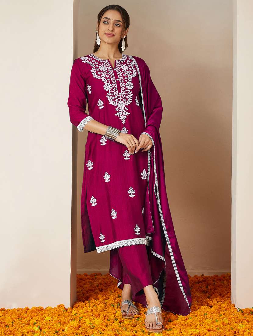 women pink kurta dupatta set