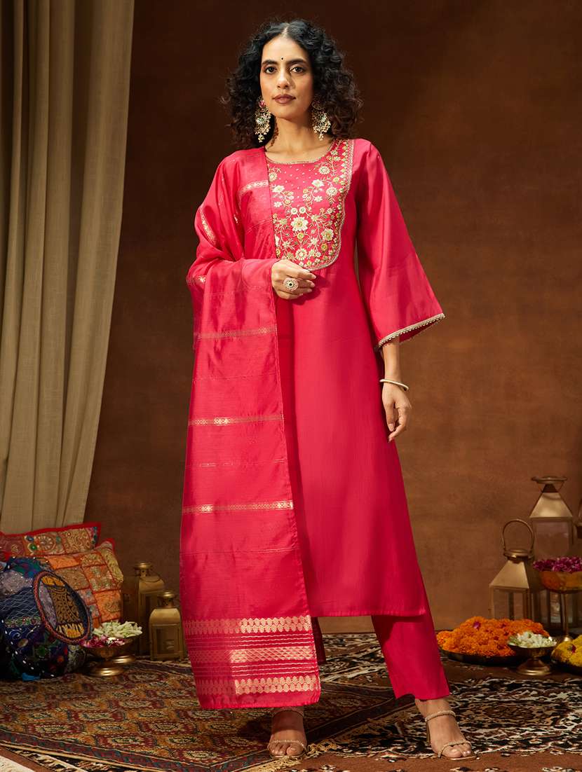 women pink kurta dupatta set