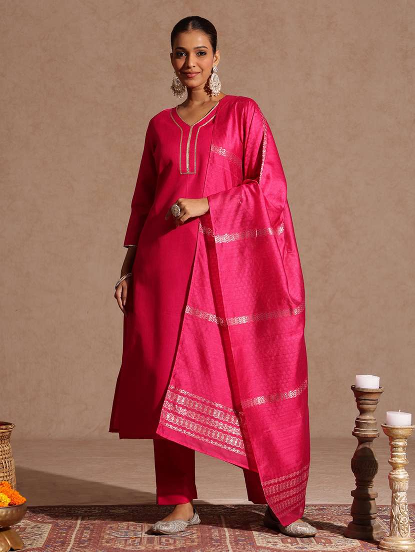 women pink kurta dupatta set