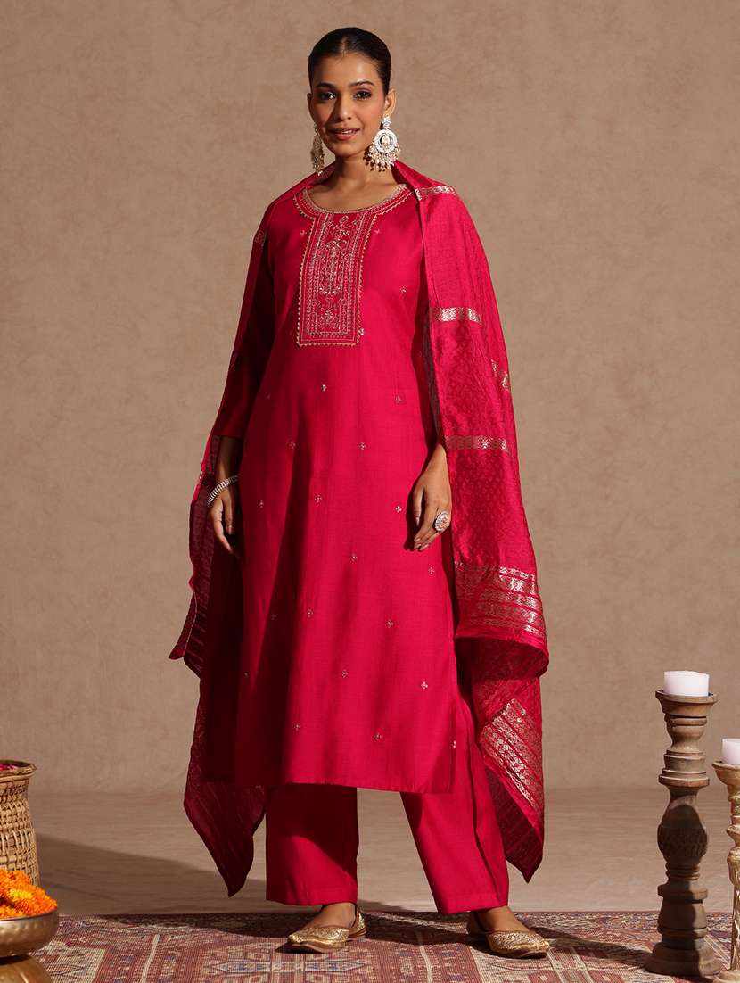 women pink kurta dupatta set