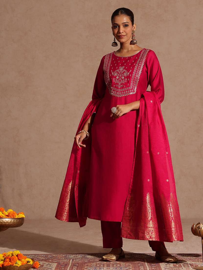 women pink kurta dupatta set