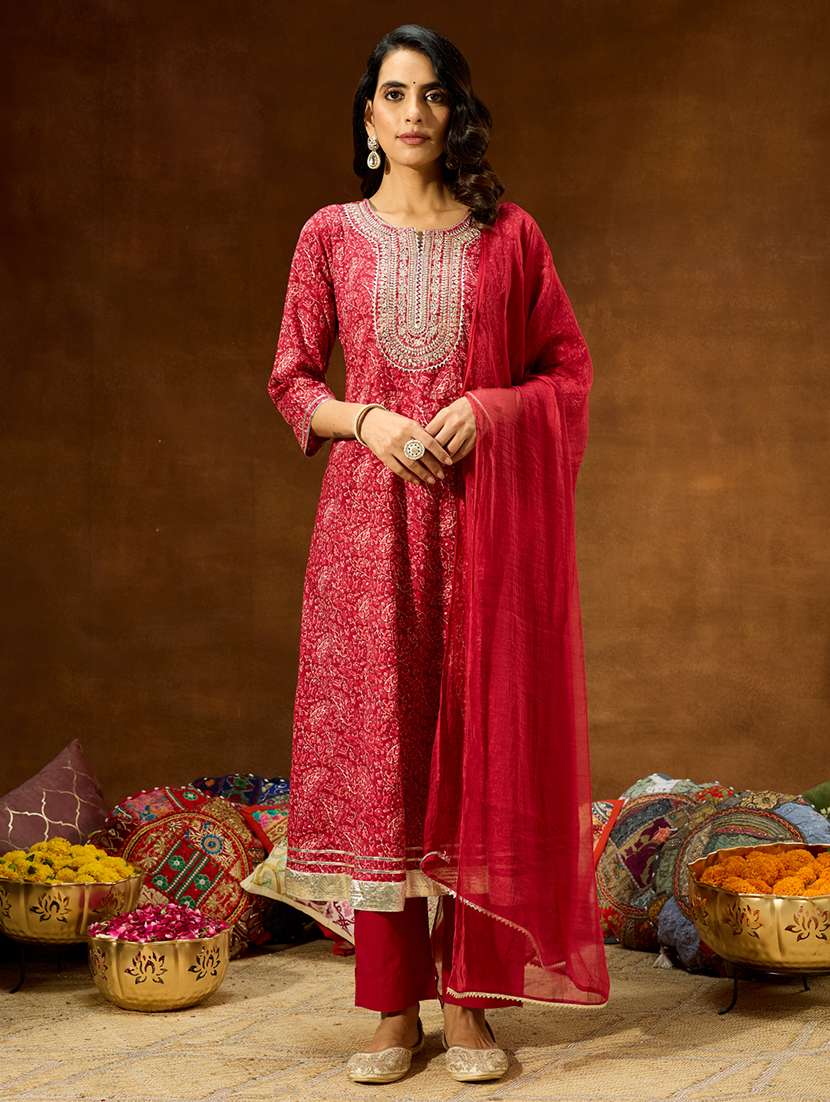 women maroon kurta dupatta set