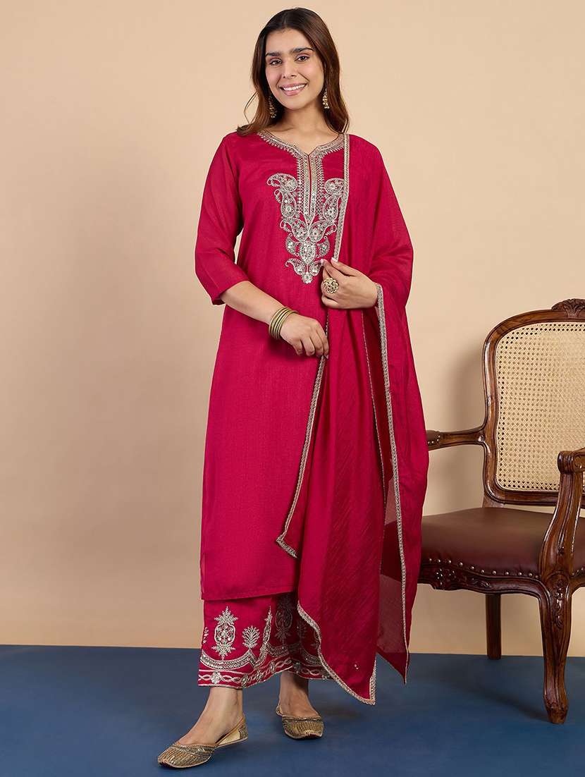 women pink kurta dupatta set