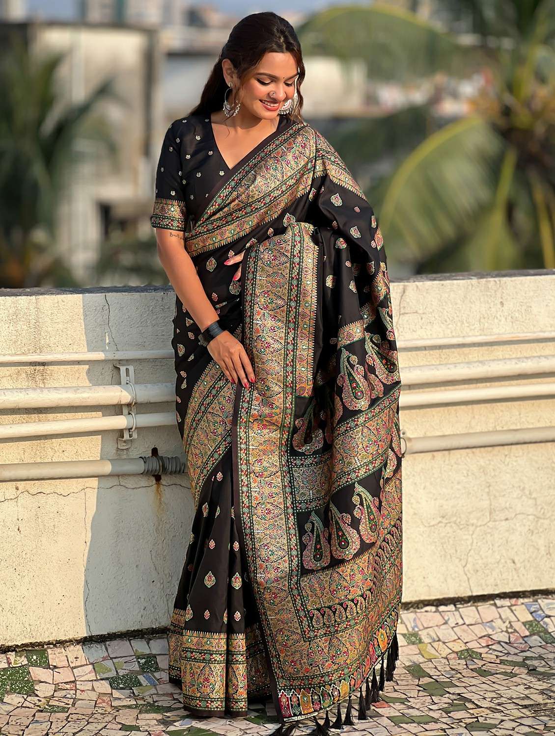 women self design banarasi saree with blouse - 22448422 -  Standard Image - 2