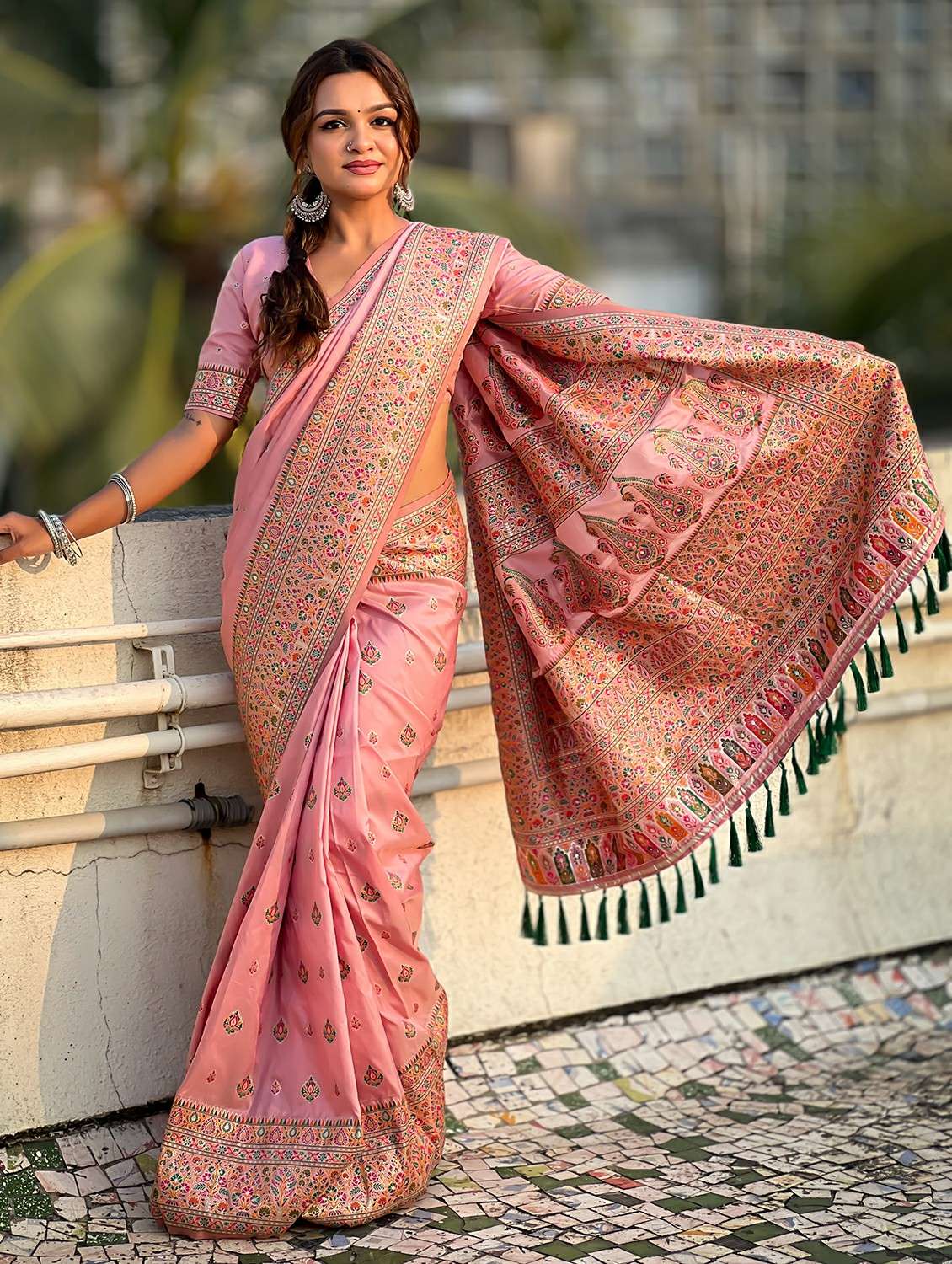 women self design banarasi saree with blouse